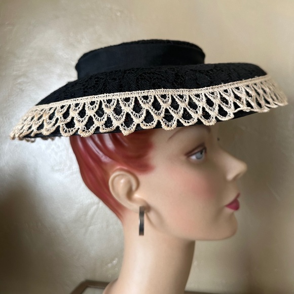 FABULOUS 1950\'s BLACK STIFF LACE PANCAKE HAT WITH OFF WHITE LACE EDGING main image 7